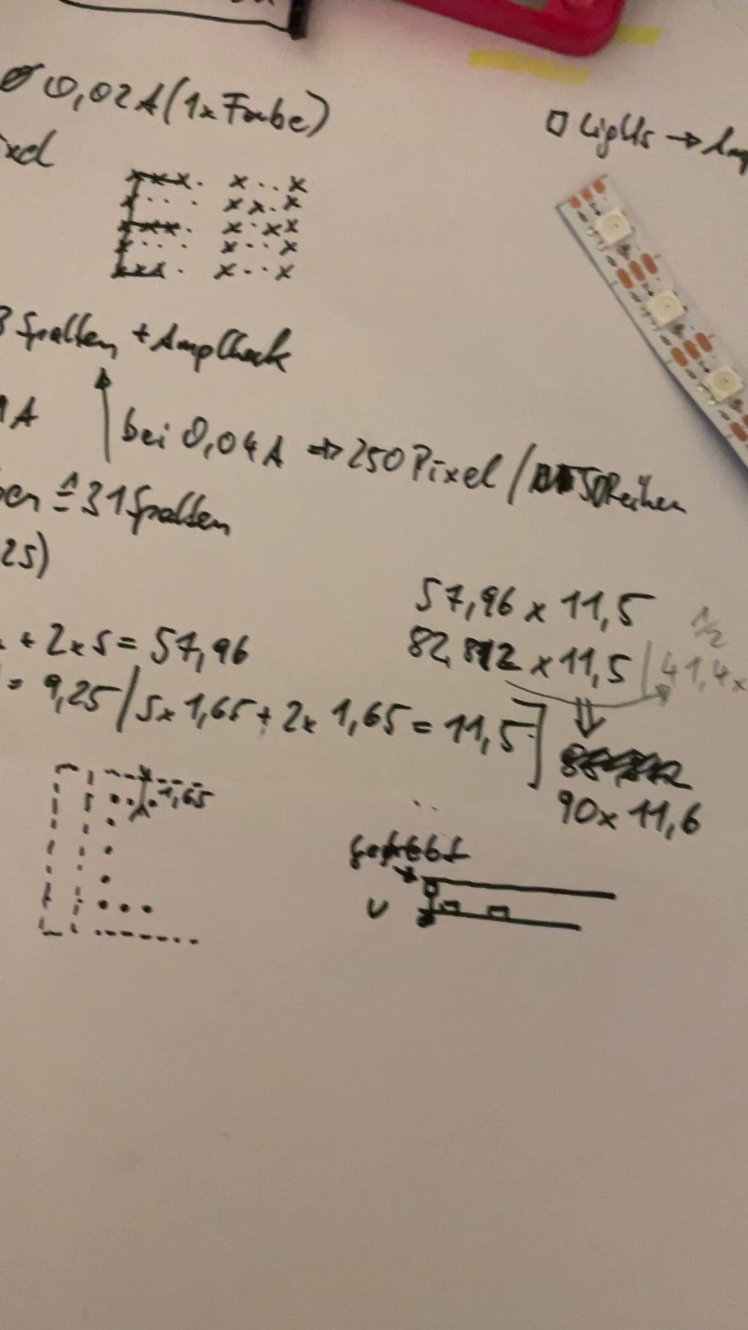 Whiteboard mit handschriftlicher Rechnung: Stromaufnahme je Pixel, Hochrechnung auf 165 Pixel, Netzteilgröße und Längenmaße